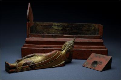 Ancien Royaume de Siam, XIXème siècle, Représentation de Bouddha couché en bois laqué et doré 2