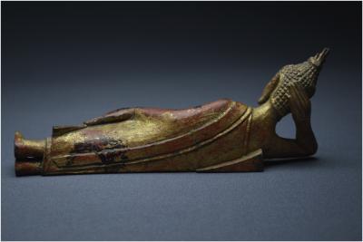 Ancien Royaume de Siam, XIXème siècle, Représentation de Bouddha couché en bois laqué et doré 2