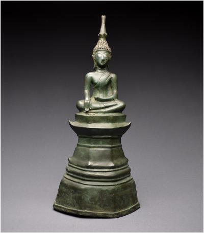 Laos, XVIIIème siècle, Important Bouddha Maravijaya en bronze à patine verte et incrustations d’argent 2