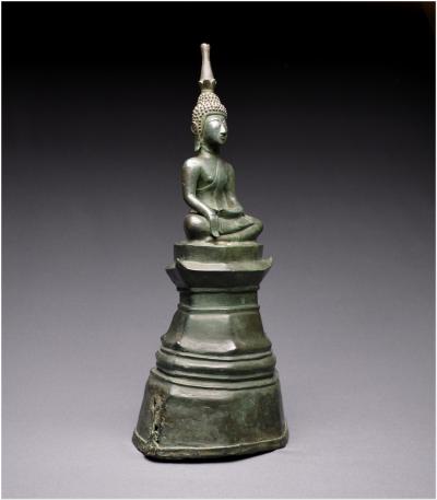 Laos, XVIIIème siècle, Important Bouddha Maravijaya en bronze à patine verte et incrustations d’argent 2
