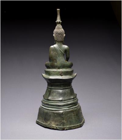 Laos, XVIIIème siècle, Important Bouddha Maravijaya en bronze à patine verte et incrustations d’argent 2