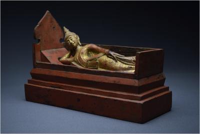Ancien Royaume de Siam, XIXème siècle, Représentation de Bouddha couché en bois laqué et doré 2