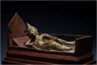 Ancien Royaume de Siam, XIXème siècle, Représentation de Bouddha couché en bois laqué et doré 2