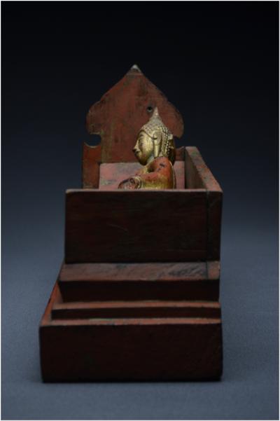 Ancien Royaume de Siam, XIXème siècle, Représentation de Bouddha couché en bois laqué et doré 2