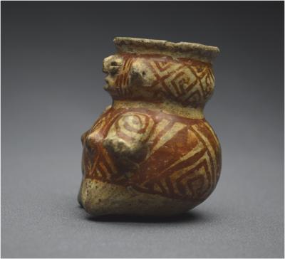Mexique, 800 – 1500 ap J. –C., Culture Huastèque, Petit vase anthropomorphe à potions, Céramique à engobe crème et rouge café 2
