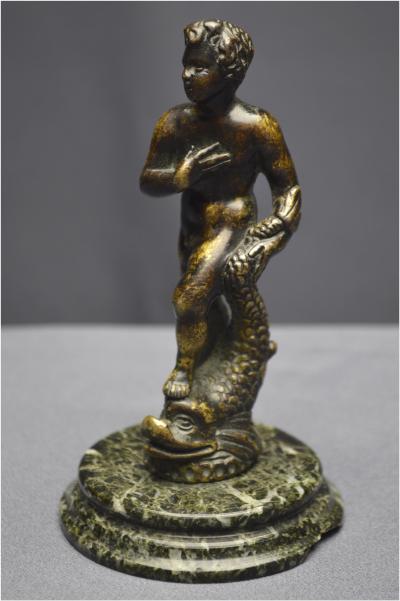 Italie, Époque Renaissance, XVIème siècle, Statuette en bronze représentant un jeune homme au dauphin 2