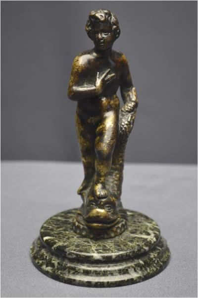 Italie, Époque Renaissance, XVIème siècle, Statuette en bronze représentant un jeune homme au dauphin 2