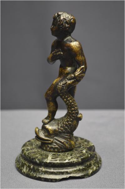 Italie, Époque Renaissance, XVIème siècle, Statuette en bronze représentant un jeune homme au dauphin 2