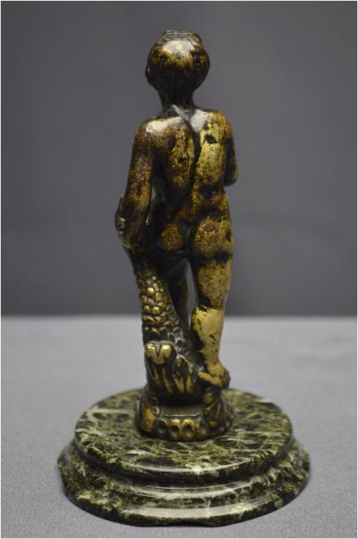 Italie, Époque Renaissance, XVIème siècle, Statuette en bronze représentant un jeune homme au dauphin 2