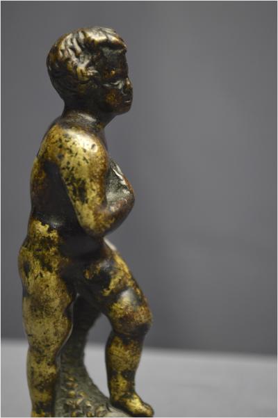 Italie, Époque Renaissance, XVIème siècle, Statuette en bronze représentant un jeune homme au dauphin 2