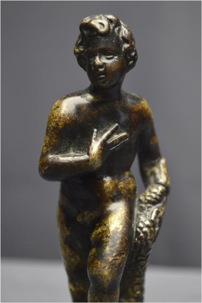 Italie, Époque Renaissance, XVIème siècle, Statuette en bronze représentant un jeune homme au dauphin 2