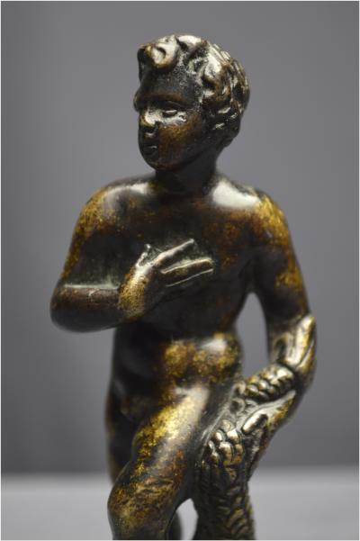 Italie, Époque Renaissance, XVIème siècle, Statuette en bronze représentant un jeune homme au dauphin 2