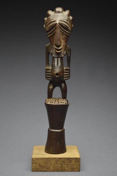 République Démocratique du Congo (ex Zaïre), Peuple Songye, Milieu du XXème siècle, Ancien fétiche anthropomorphe à patine sombre brillante 2