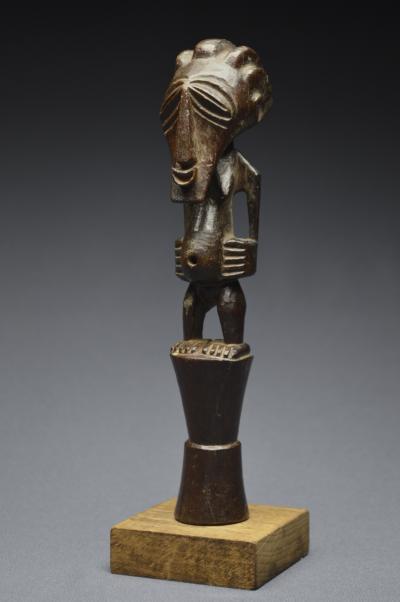République Démocratique du Congo (ex Zaïre), Peuple Songye, Milieu du XXème siècle, Ancien fétiche anthropomorphe à patine sombre brillante 2