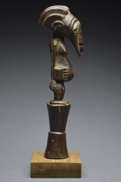 République Démocratique du Congo (ex Zaïre), Peuple Songye, Milieu du XXème siècle, Ancien fétiche anthropomorphe à patine sombre brillante 2
