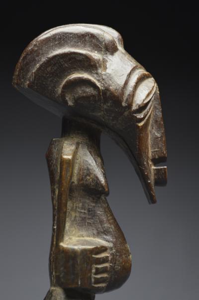 République Démocratique du Congo (ex Zaïre), Peuple Songye, Milieu du XXème siècle, Ancien fétiche anthropomorphe à patine sombre brillante 2