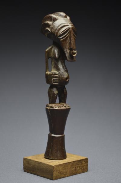 République Démocratique du Congo (ex Zaïre), Peuple Songye, Milieu du XXème siècle, Ancien fétiche anthropomorphe à patine sombre brillante 2