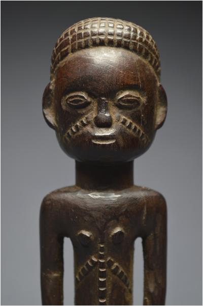 République Démocratique du Congo (ex Zaïre), Peuple Tabwa, Milieu du XXème siècle, Ancienne statuette anthropomorphe à patine sombre brillante 2