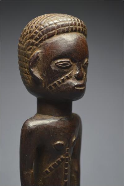 République Démocratique du Congo (ex Zaïre), Peuple Tabwa, Milieu du XXème siècle, Ancienne statuette anthropomorphe à patine sombre brillante 2