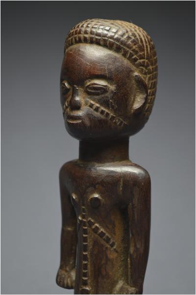 République Démocratique du Congo (ex Zaïre), Peuple Tabwa, Milieu du XXème siècle, Ancienne statuette anthropomorphe à patine sombre brillante 2