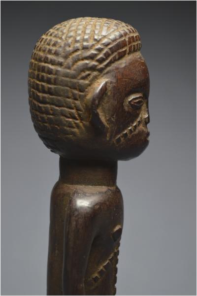 République Démocratique du Congo (ex Zaïre), Peuple Tabwa, Milieu du XXème siècle, Ancienne statuette anthropomorphe à patine sombre brillante 2