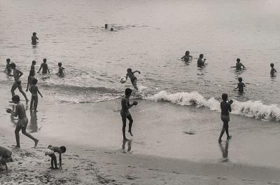 José Nicolas - Sur la plage, Porto, Portugal, 1985 - Tirage argentique 2