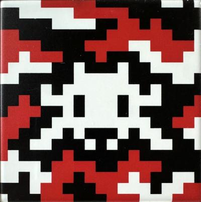 INVADER, Space Tile - Carreau de céramique rouge-noir et blanc - 2024 2