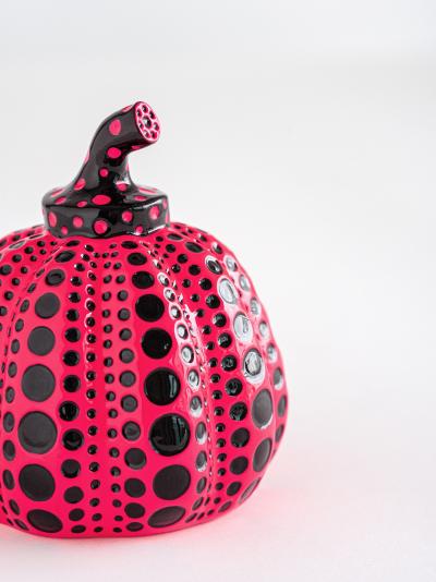 Yayoi KUSAMA - Mini Pumpkin (Black/Pink) - Résine peinte à la main 2