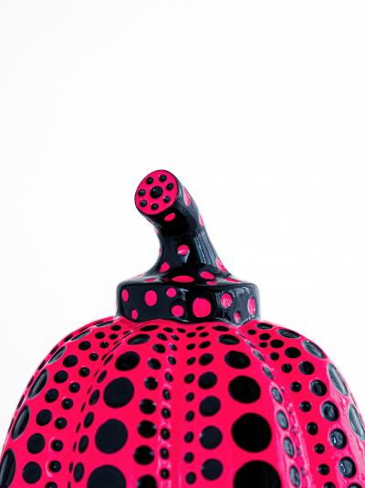 Yayoi KUSAMA - Mini Pumpkin (Black/Pink) - Résine peinte à la main 2