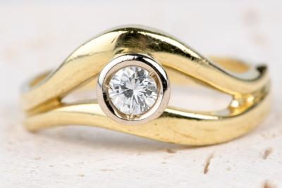 Bague alliance solitaire en or 18 carats ornée d’1 diamant Rond Brillant de 0,20 carats 2