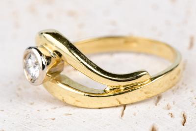 Bague alliance solitaire en or 18 carats ornée d’1 diamant Rond Brillant de 0,20 carats 2