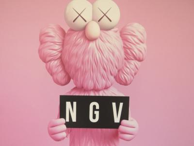 KAWS - Affiche originale d’exposition (version rose) - NGV Melbourne - 2019 2