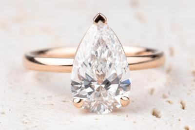 Bague solitaire 3 griffes en or rose 18 carats orne d’un diamant de laboratoire écologique taille poire de 2,62 carats. 2