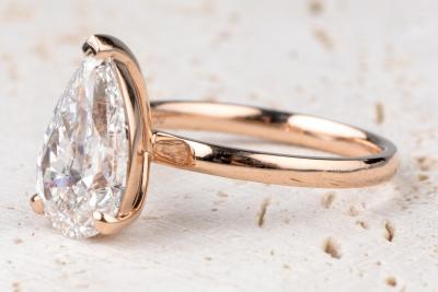 Bague solitaire 3 griffes en or rose 18 carats orne d’un diamant de laboratoire écologique taille poire de 2,62 carats. 2