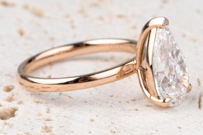 Bague solitaire 3 griffes en or rose 18 carats orne d’un diamant de laboratoire écologique taille poire de 2,62 carats. 2