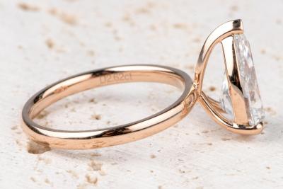 Bague solitaire 3 griffes en or rose 18 carats orne d’un diamant de laboratoire écologique taille poire de 2,62 carats. 2