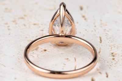 Bague solitaire 3 griffes en or rose 18 carats orne d’un diamant de laboratoire écologique taille poire de 2,62 carats. 2