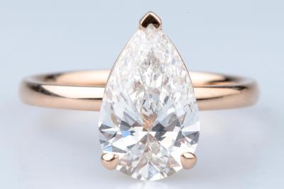 Bague solitaire 3 griffes en or rose 18 carats orne d’un diamant de laboratoire écologique taille poire de 2,62 carats. 2