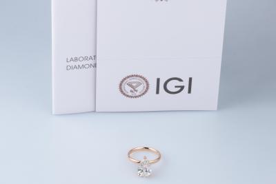 Bague solitaire 3 griffes en or rose 18 carats orne d’un diamant de laboratoire écologique taille poire de 2,62 carats. 2
