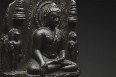 Inde, Dynastie Pala-Sena, Xème-XIIème siècle, Fragment de stèle en pierre représentant Bouddha 2