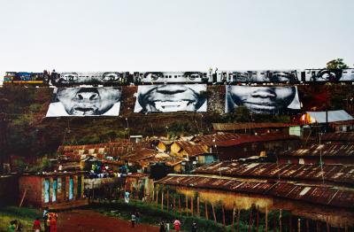 JR : Action in Kibera Slum, 2009 - Lithographie originale signée 2