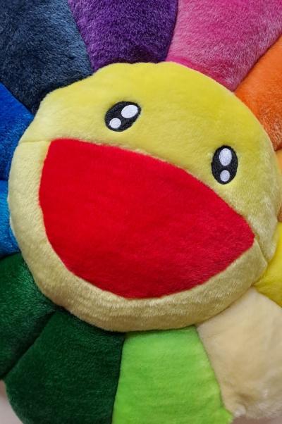 Takashi Murakami , Flower Cushion Rainbow (60 cm), Coussin en peluche 2