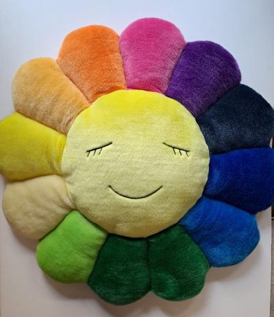 Takashi Murakami , Flower Cushion Rainbow (60 cm), Coussin en peluche 2