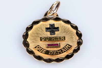 Pendentif Augis “Plus qu’hier, moins que demain” en Or 18 Carats 2