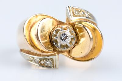 Bague vintage en or 18 carats jaune et blanc sertie de diamants 2
