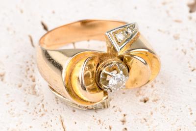 Bague vintage en or 18 carats jaune et blanc sertie de diamants 2