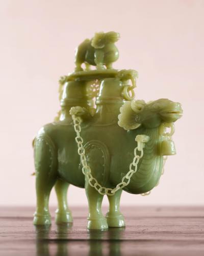 Chine région du Xinjiang ,  animaux fantastiques  sculptés en Jade céladon,  début XXᵉ siècle 2
