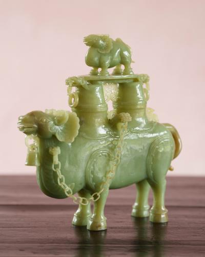 Chine région du Xinjiang ,  animaux fantastiques  sculptés en Jade céladon,  début XXᵉ siècle 2