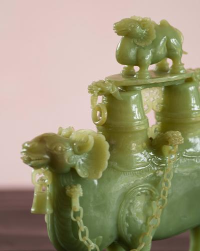 Chine région du Xinjiang ,  animaux fantastiques  sculptés en Jade céladon,  début XXᵉ siècle 2