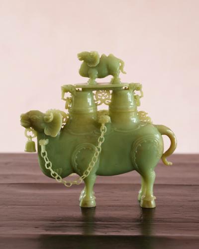 Chine région du Xinjiang ,  animaux fantastiques  sculptés en Jade céladon,  début XXᵉ siècle 2